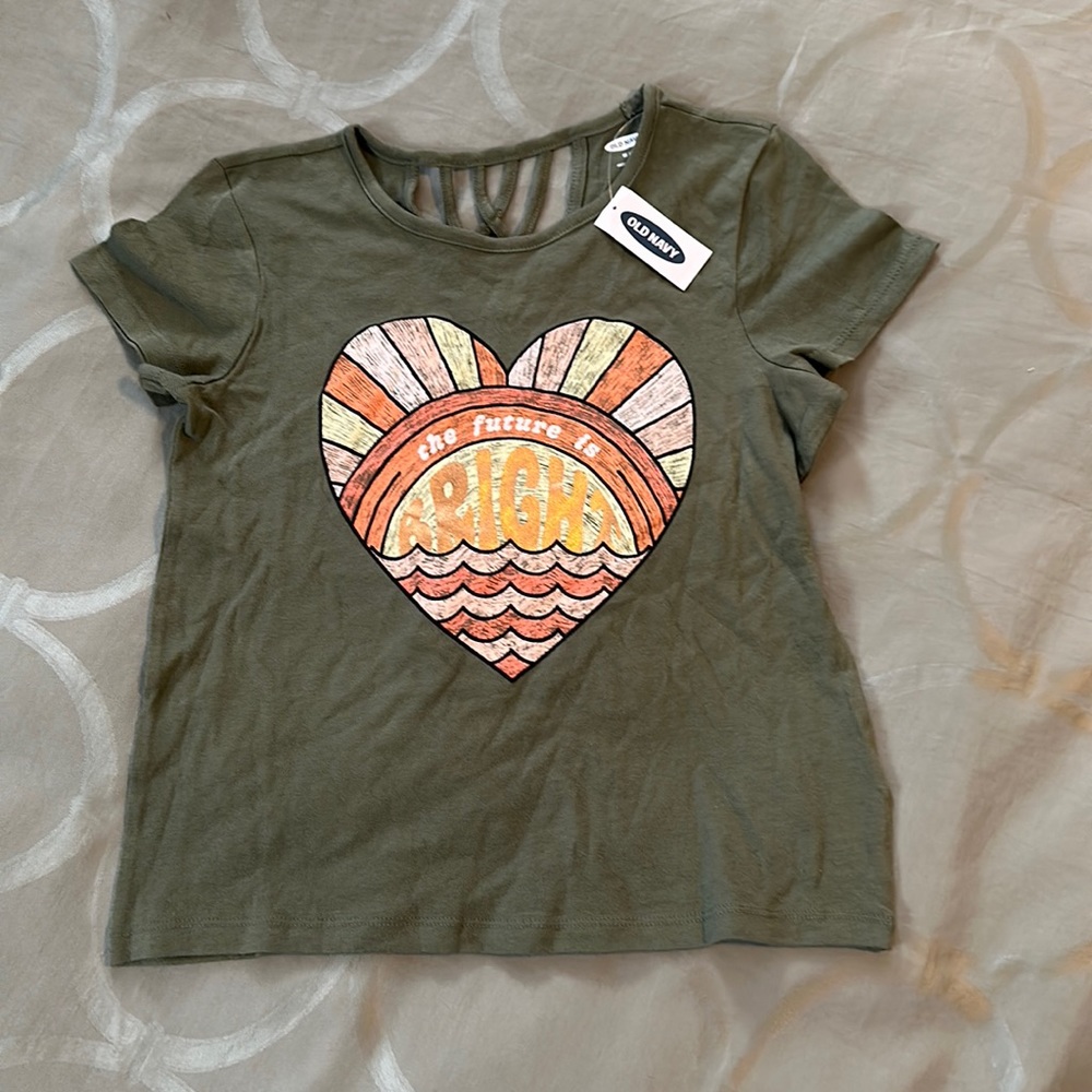 Old navy t-shirt size 8 (m) for little girls.